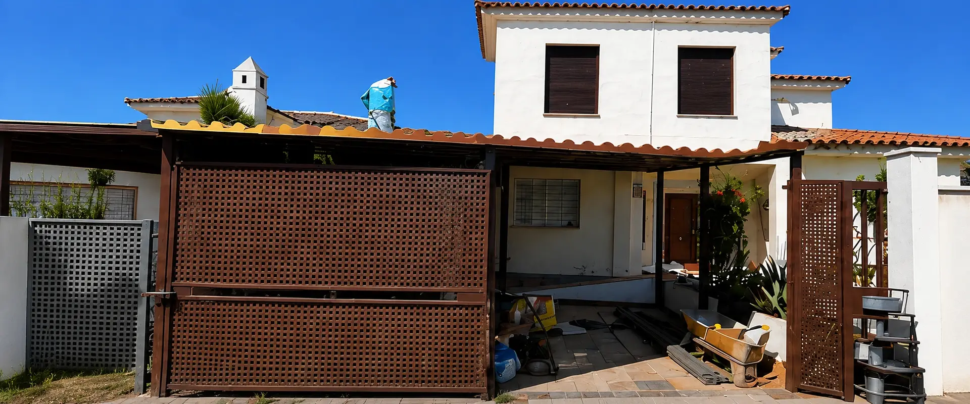 Old, worn chalet façade before the renovation