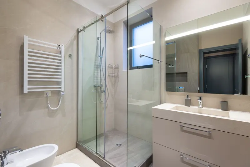 Baño reformado con ducha de obra y acabados modernos