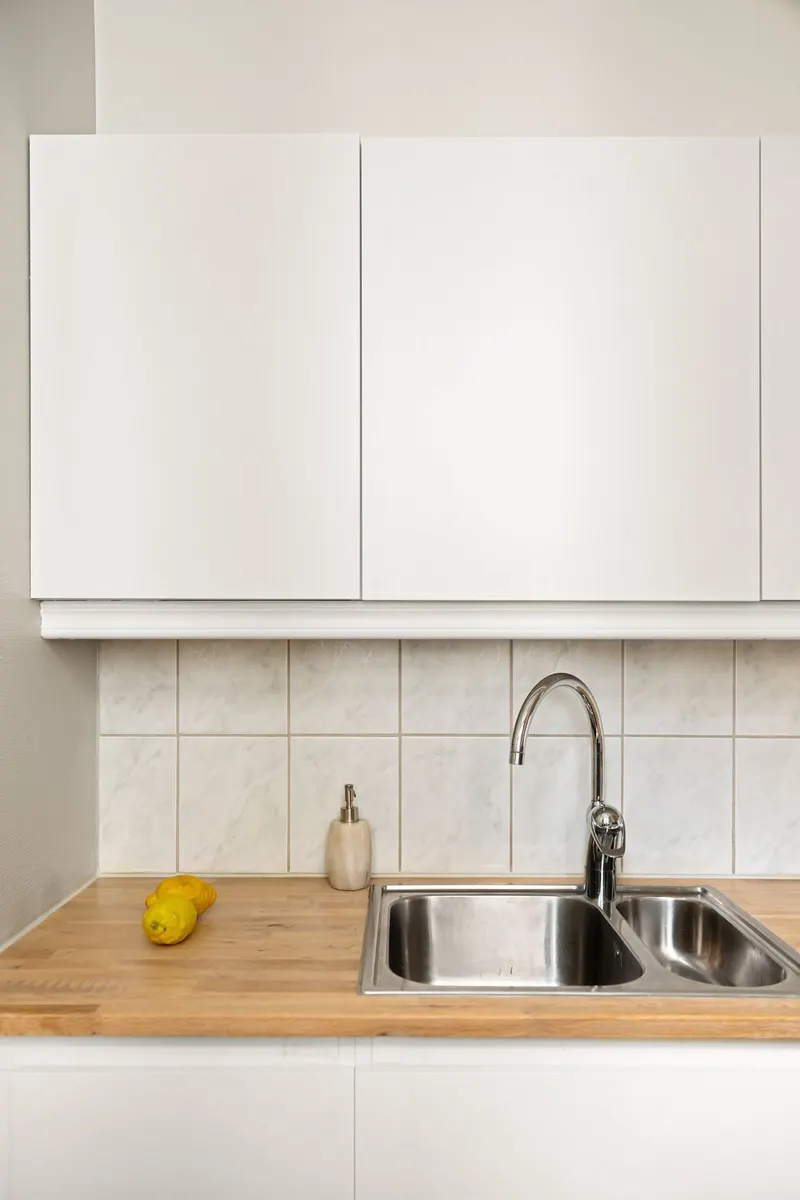 Cocina moderna recién reformada con muebles a medida