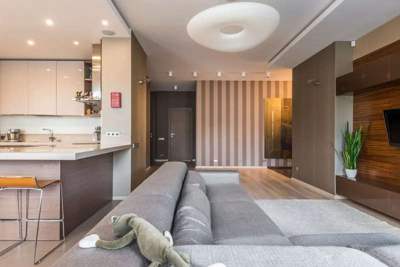 Salón de piso reformado con suelo laminado y pintura nueva